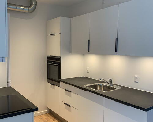 Nyrenoveret 2-værelses i Skalborg med elevator, parkering og lukket gårdmiljø – tæt på Aalborg Storcenter