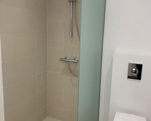 Nyrenoveret 2-værelses i Skalborg med elevator, parkering og lukket gårdmiljø – tæt på Aalborg Storcenter