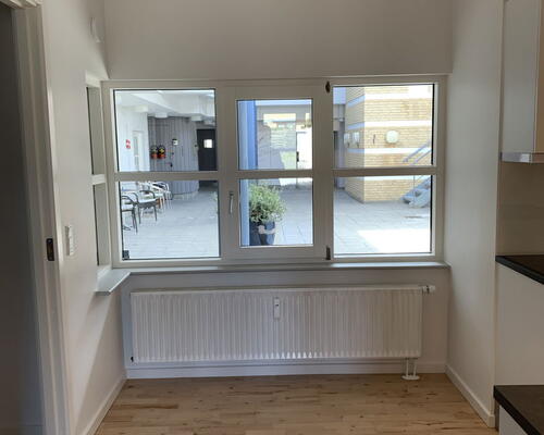 Nyrenoveret 2-værelses i Skalborg med elevator, parkering og lukket gårdmiljø – tæt på Aalborg Storcenter