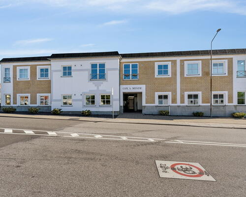 Nyrenoveret 2-værelses i Skalborg med elevator, parkering og lukket gårdmiljø – tæt på Aalborg Storcenter