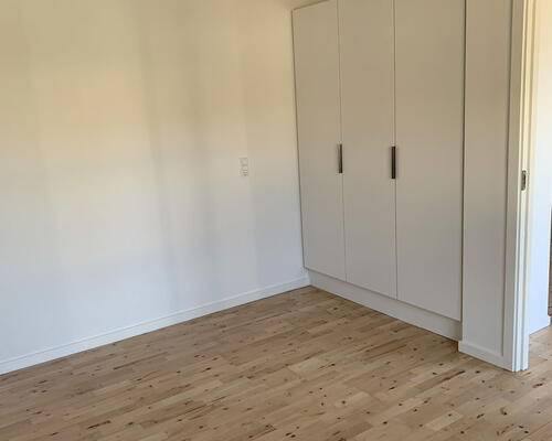 Nyrenoveret 2-værelses i Skalborg med elevator, parkering og lukket gårdmiljø – tæt på Aalborg Storcenter