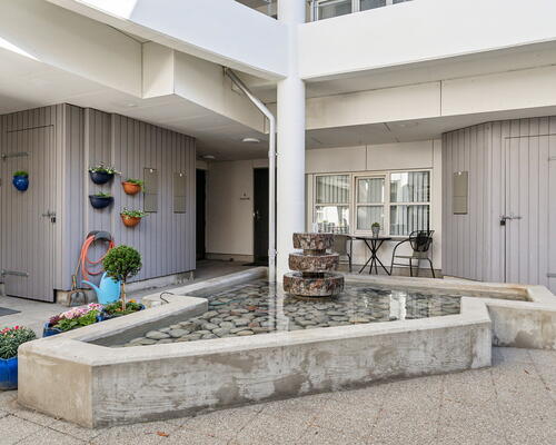 Nyrenoveret 2-værelses i Skalborg med elevator, parkering og lukket gårdmiljø – tæt på Aalborg Storcenter