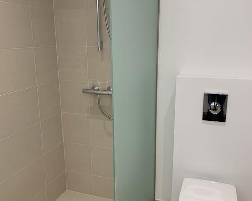 Nyrenoveret 2-værelses i Skalborg med elevator, parkering og lukket gårdmiljø – tæt på Aalborg Storcenter