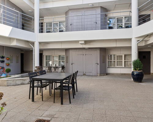 Nyrenoveret 2-værelses i Skalborg med elevator, parkering og lukket gårdmiljø – tæt på Aalborg Storcenter