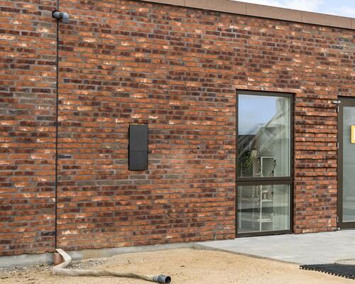 Nyt familievenligt rækkehus i Snejbjerg med privat have/terrasse og mulighed for ladestander.