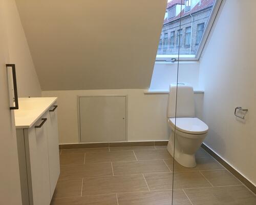 Lækker, delevenlig taglejlighed midt i Horsens – perfekt til dig, der vil bo centralt.