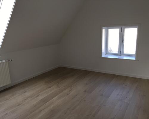 Lækker, delevenlig taglejlighed midt i Horsens – perfekt til dig, der vil bo centralt.