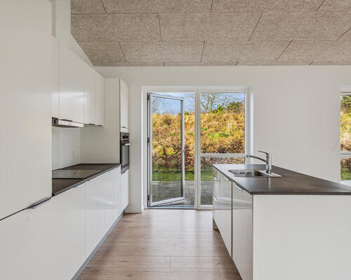 Ét plans rækkehus med egen have og carport 🏡<br>