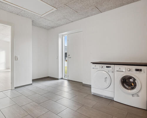 Ét plans rækkehus med egen have og carport 🏡<br>