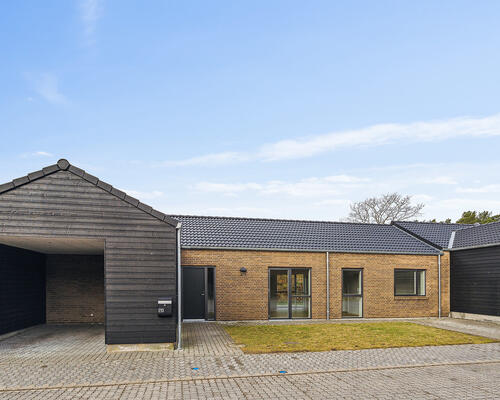 Ét plans rækkehus med egen have og carport 🏡<br>