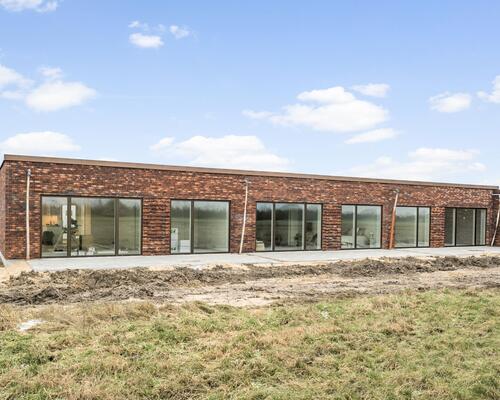 Nyt familievenligt rækkehus i Snejbjerg med privat have/terrasse og mulighed for ladestander.