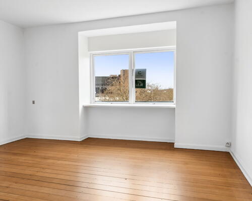 Stor 2 værelses med altanKUN 1 MÅNEDS DEPOSITUM