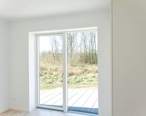 Nybygget rækkehus med udsigt til Fuglsang Sø