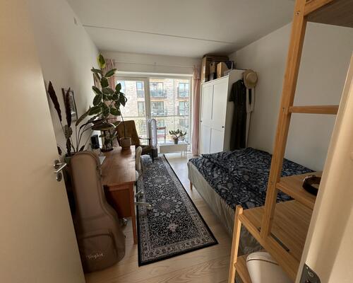 Skøn og delevenlig lejlighed med stor altan – tæt på Uni og midtbyen