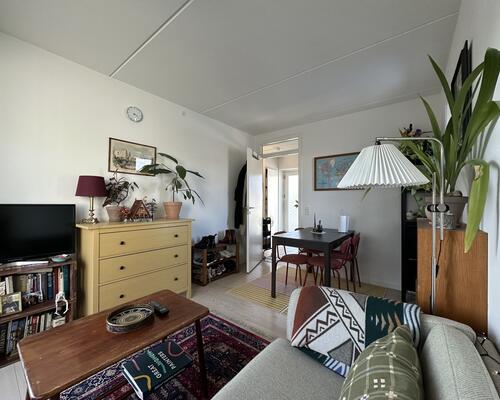 Skøn og delevenlig lejlighed med stor altan – tæt på Uni og midtbyen