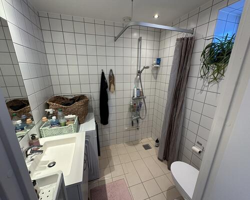 Skøn og delevenlig lejlighed med stor altan – tæt på Uni og midtbyen