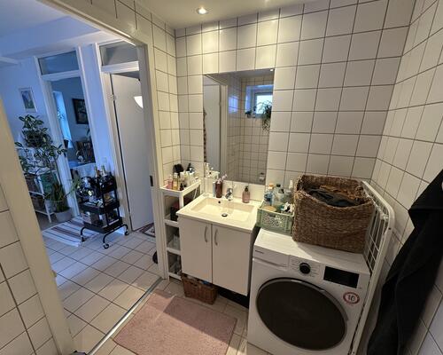 Skøn og delevenlig lejlighed med stor altan – tæt på Uni og midtbyen