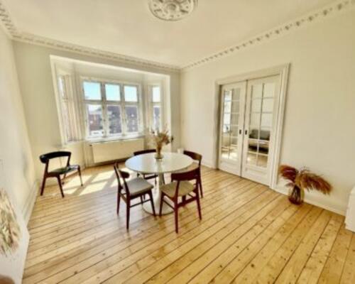 Super flot herskabelig 3-værelses lejlighed