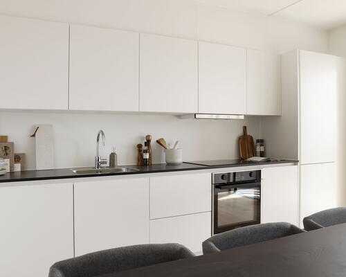 Delevenlig 5-værelses lejlighed på 2. sal med solrig altan. Gulvvarme og nem parkering til ejendommen. Elevator og vaskesøjle - Ingen bindingsperiode!