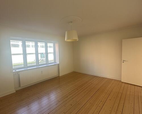 Lys og velindrettet lejlighed med central placering