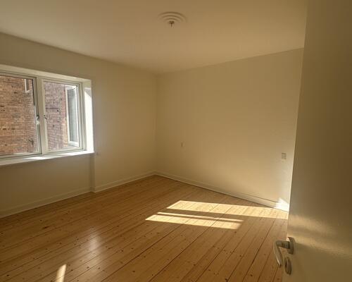 Lys og velindrettet lejlighed med central placering