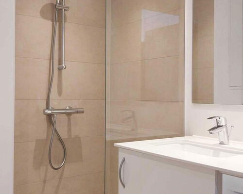 Lys og rummelig 3-værelses lejlighed med altan