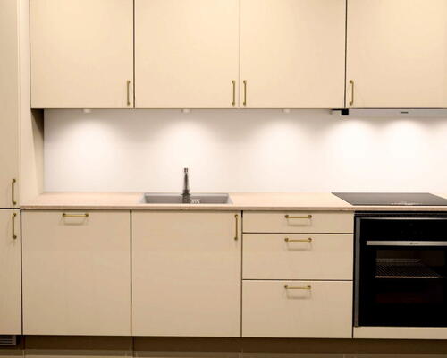 Lys og rummelig 3-værelses lejlighed med altan