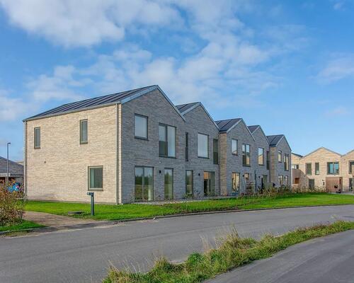 Nybygget rækkehus med udsigt til Fuglsang Sø