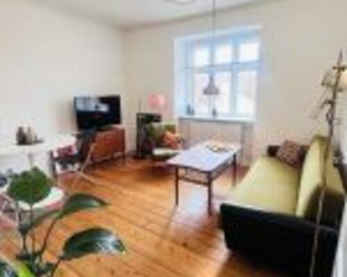 Lys og nyistandsat 2-værelses med fransk altan og tæt på Limfjorden