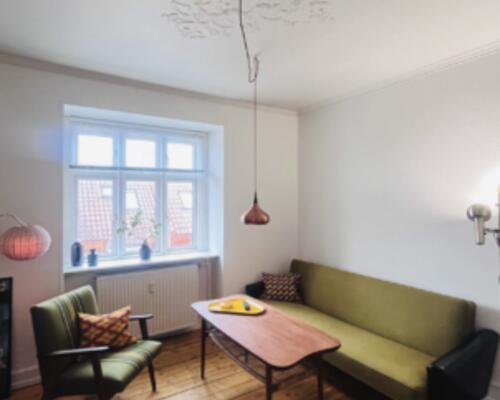 Lys og nyistandsat 2-værelses med fransk altan og tæt på Limfjorden