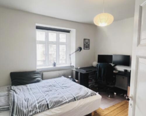 Lys og nyistandsat 2-værelses med fransk altan og tæt på Limfjorden