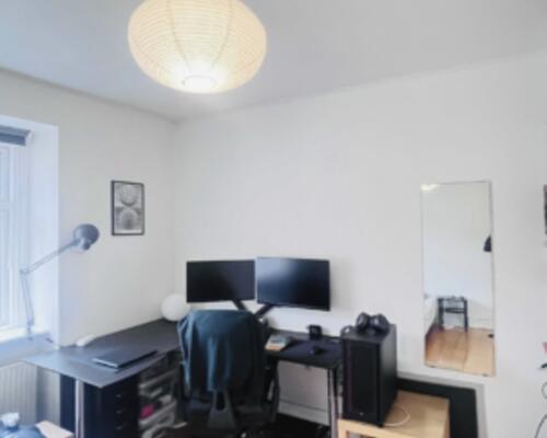 Lys og nyistandsat 2-værelses med fransk altan og tæt på Limfjorden