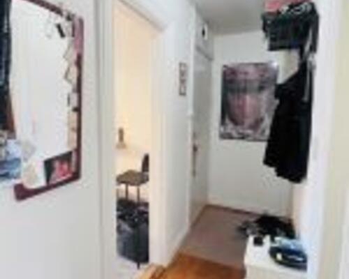 Lys og nyistandsat 2-værelses med fransk altan og tæt på Limfjorden