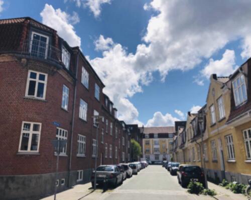 Lys og nyistandsat 2-værelses med fransk altan og tæt på Limfjorden