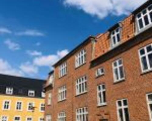 Lys og nyistandsat 2-værelses med fransk altan og tæt på Limfjorden