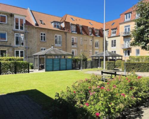 Lys og nyistandsat 2-værelses med fransk altan og tæt på Limfjorden