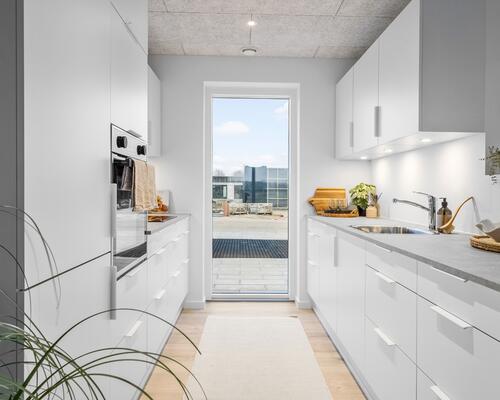 Familievenligt nyopført rækkehus i Snejbjerg med privat have/terrasse og mulighed for ladestander.