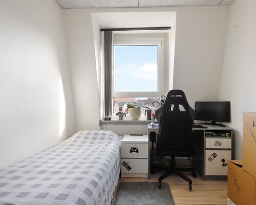 Stor, lys og moderne 4-værelses med udsigt og altan