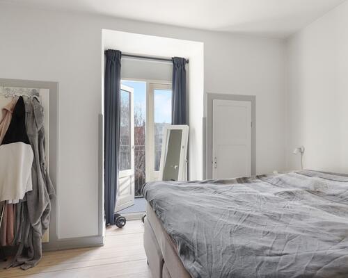 Stor, lys og moderne 4-værelses med udsigt og altan