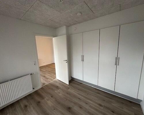 Flot lys lejlighed tæt på letbane og Odense Banegård