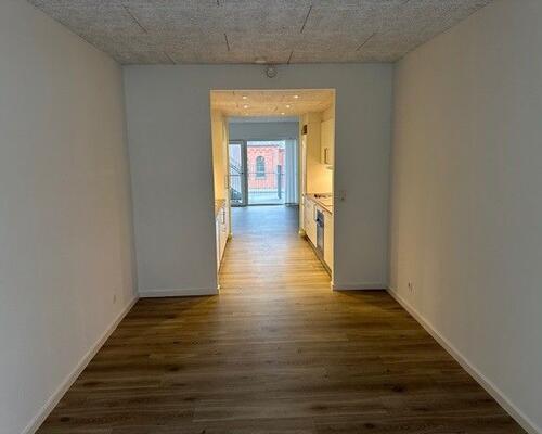 Flot lys lejlighed tæt på letbane og Odense Banegård