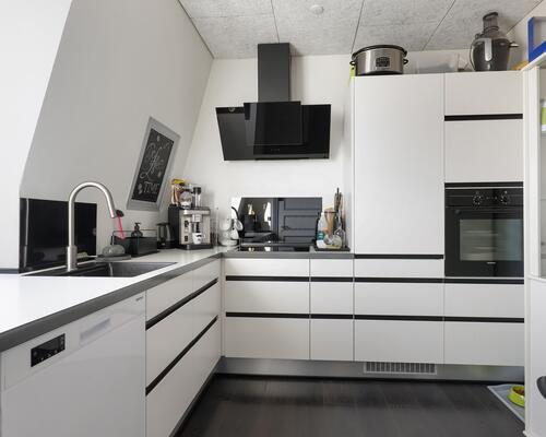 Stor, lys og moderne 4-værelses med udsigt og altan