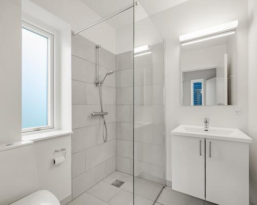 Indflytningsklart 5-værelses rækkehus på 124 m2 med carport, 2 badeværelser og solrig terrasse – husdyr tilladt