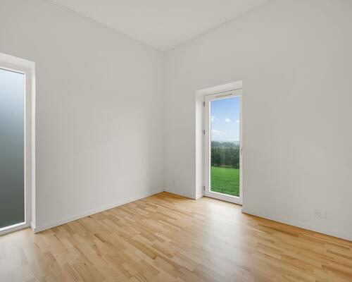 Indflytningsklart 5-værelses rækkehus på 124 m2 med carport, 2 badeværelser og solrig terrasse – husdyr tilladt