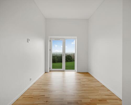 Indflytningsklart 5-værelses rækkehus på 124 m2 med carport, 2 badeværelser og solrig terrasse – husdyr tilladt