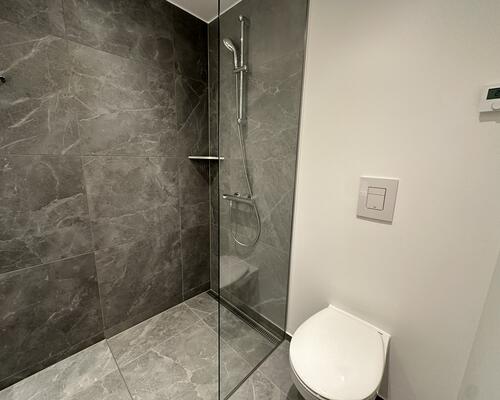 Moderne 3-værelses lejlighed med altan og udsigt