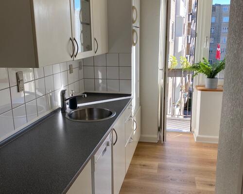 Stor lys 2V'er med to altaner