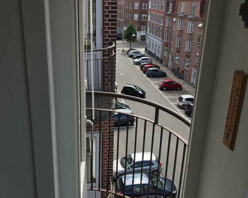 Stor lys 2V'er med to altaner