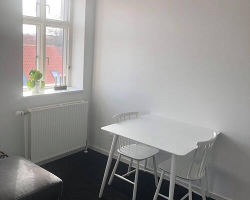 1-værelses i Fredericia centrum. Huslejen er inkl. vand og varme.