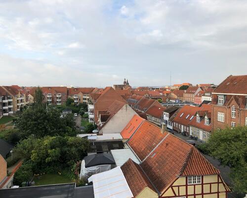 Lys og charmerende nyrenoveret 2. værelses lejlighed i 2 plan